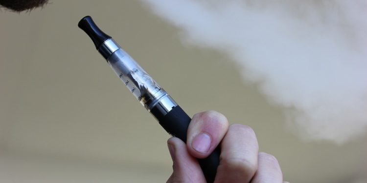 Implant dentaire : les risques liés au vapotage