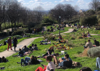 Coronavirus : les parcs et quartiers parisiens bondés ce dimanche malgré les restrictions sanitaires