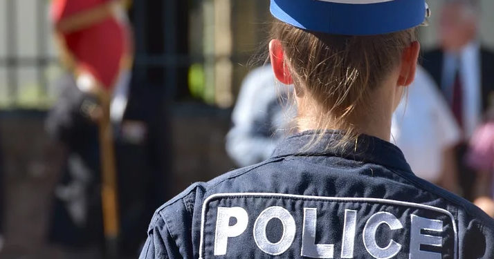 policière