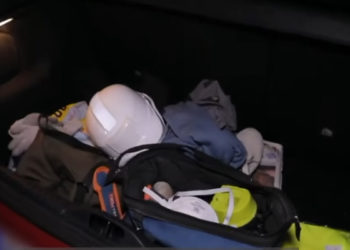 (Vidéo) Il se déguise en faux électriciens pour rejoindre sa petite amie pendant le confinement