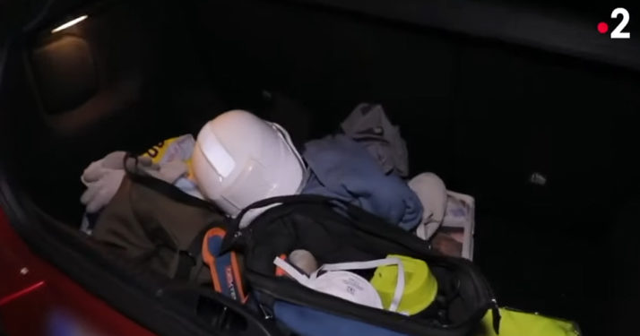 (Vidéo) Il se déguise en faux électriciens pour rejoindre sa petite amie pendant le confinement