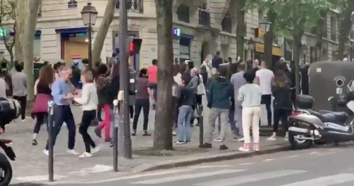 Paris. Polémique après une vidéo montrant des parisiens danser sur Dalida en pleine rue pendant la période de confinement