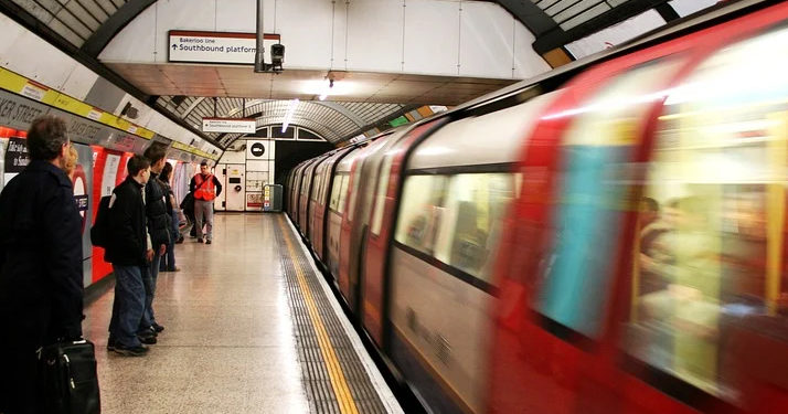 Londres. Une contrôleuse de train décède du Covid-19 après s’être faite cracher dessus par un passager qui affirmait être porteur du virus