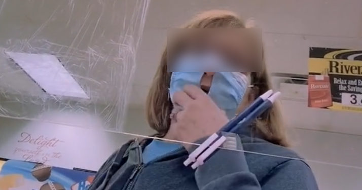Insolite. Cette femme a fait un trou dans son masque parce qu’elle n’arrivait pas à respirer…