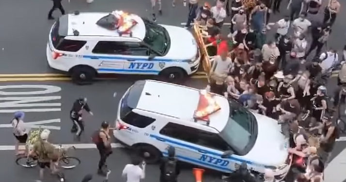 Mort de George Floyd : Les images terribles de deux voitures de police qui foncent dans la foule à New-York
