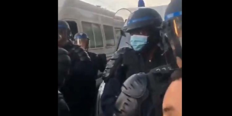 Manifestation pour Adama Traoré : Les images d’un policier noir traité de « vendu »