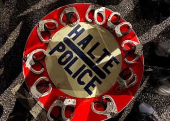 Les policiers jettent leurs menottes à terre en signe de protestation