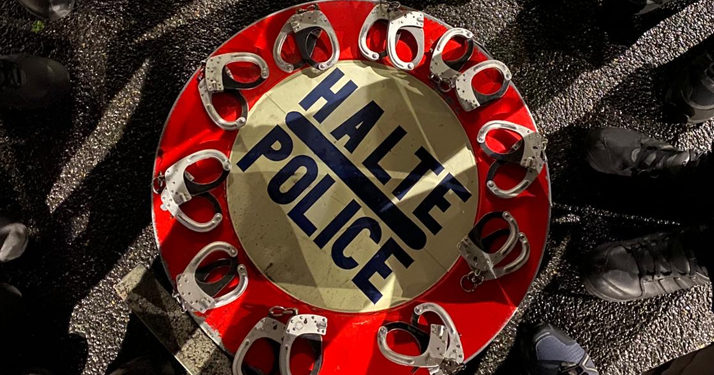 Les policiers jettent leurs menottes à terre en signe de protestation
