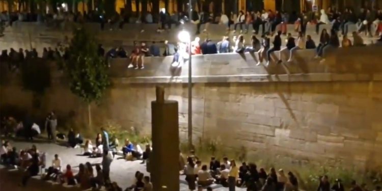 Paris : Des foules de spectateurs à proximité du feu d’artifice malgré les appels de la Mairie à ne pas se rassembler