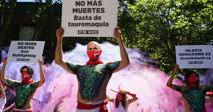 Espagne : Plusieurs militants de PETA fêtent l&rsquo;annulation des corridas de Pampelune