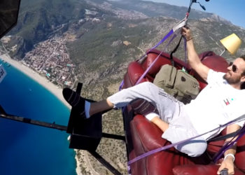 Un pro fait du parapente dans un canapé tout en regardant la télé