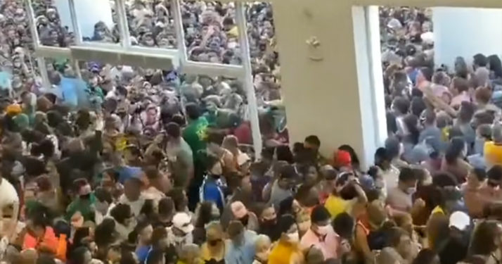 Brésil : Les images d’une foule massée dans un magasin font polémiques