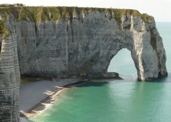 Seine-Maritime : Il se jette du haut de la falaise à Étretat
