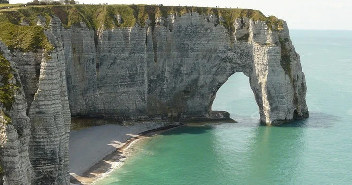 Seine-Maritime : Il se jette du haut de la falaise à Étretat