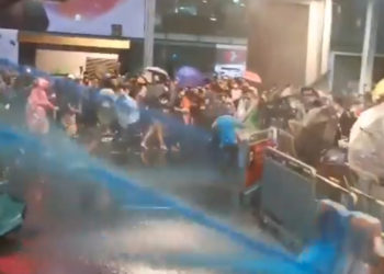 Thaïlande : des milliers de manifestants pro démocratie défilent contre le roi