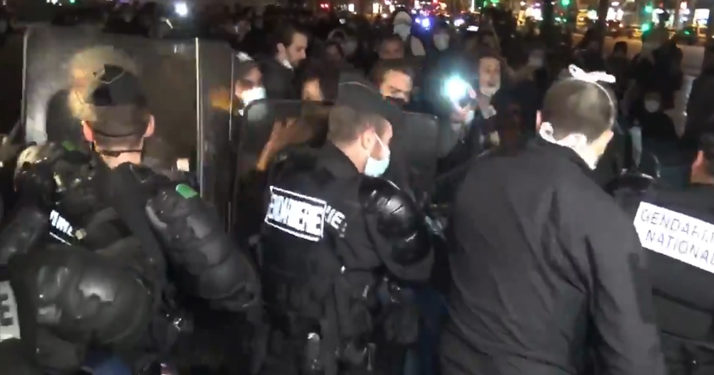 Paris. Des associations installent près de 500 tentes pour demander de l’aide pour les migrants, place de la République