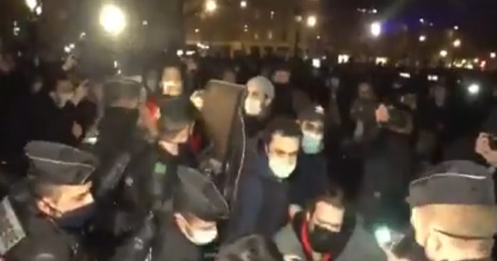 Violences place de la République à Paris : Gérald Darmanin demande demande un rapport au Préfet