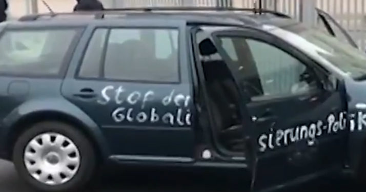 Allemagne : Une voiture fonce sur le portail de la chancelière Angela Merkel