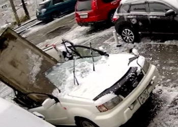 Russie : Il manque de se faire écraser par une dalle de béton qui détruit son véhicule