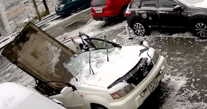 Russie : Il manque de se faire écraser par une dalle de béton qui détruit son véhicule