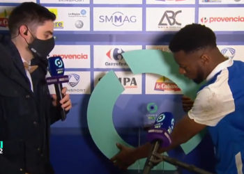Football. Quand Mamadou Diallo, « homme du match » tente d’emporter le socle au lieu de son trophée !