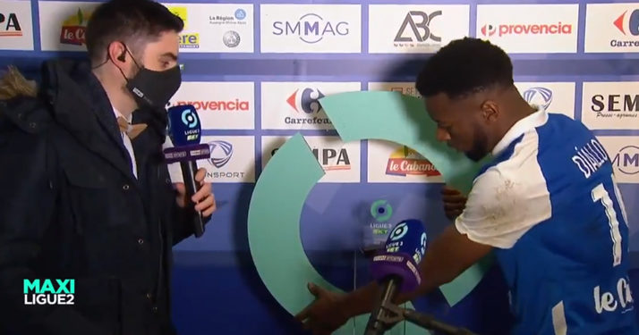 Football. Quand Mamadou Diallo, « homme du match » tente d’emporter le socle au lieu de son trophée !