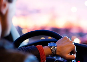 Une jeune femme poursuivie et frappée par un automobiliste pour lui avoir refusé la priorité