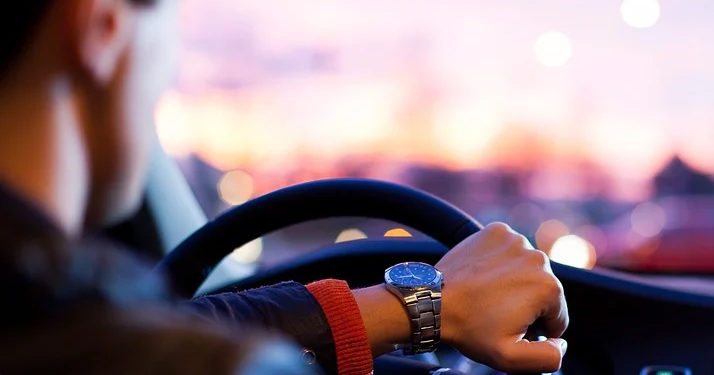 Une jeune femme poursuivie et frappée par un automobiliste pour lui avoir refusé la priorité