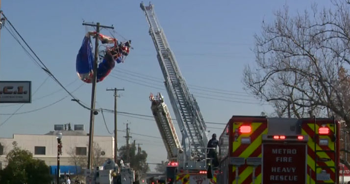 Californie. Un Père Noël se crash contre poteau électrique avec son paramoteur