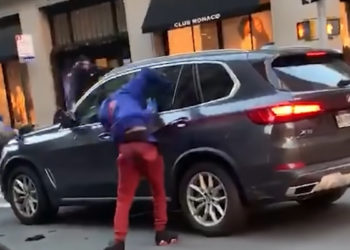 New York : Une bande de cycliste se déchaînent contre un véhicule