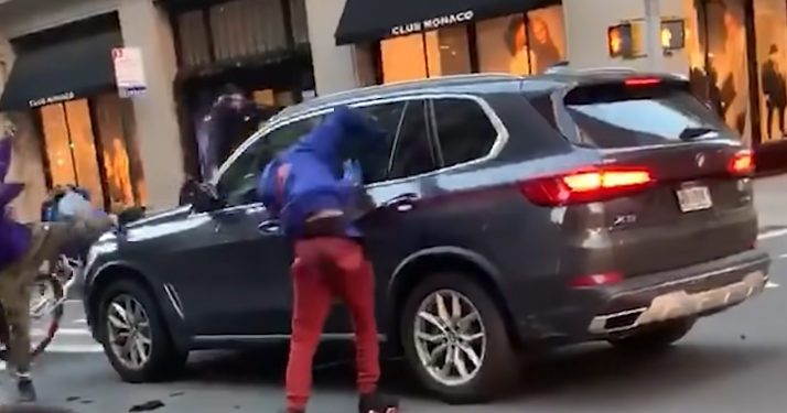 New York : Une bande de cycliste se déchaînent contre un véhicule