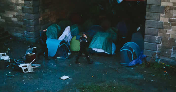 Calais : Des campements de migrants installés sous les ponts ont été délogés