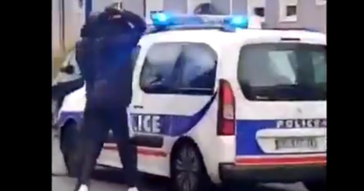 Pantin. Les images violentes de policiers pris à partie par plusieurs jeunes