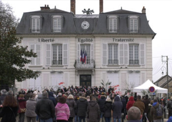 Essonne. (Vidéo) Élus et habitants se sont rassemblés devant la mairie de Saintry-sur-Seine en soutien au maire victime de menaces