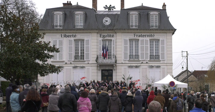 Essonne. (Vidéo) Élus et habitants se sont rassemblés devant la mairie de Saintry-sur-Seine en soutien au maire victime de menaces