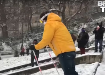 Neige à Paris. Il descend à ski la Butte Montmartre