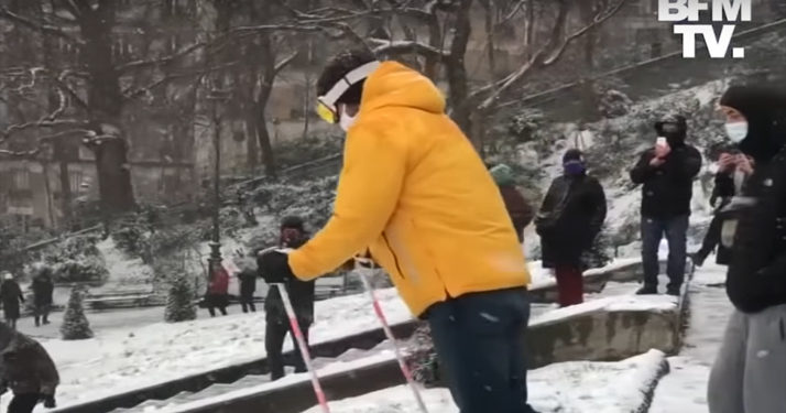 Neige à Paris. Il descend à ski la Butte Montmartre