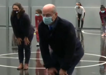 Jean-Michel Blanquer se donne à fond lors d’un cours de sport pour promouvoir l’activité sportive à l’école