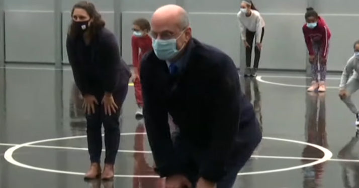 Jean-Michel Blanquer se donne à fond lors d’un cours de sport pour promouvoir l’activité sportive à l’école