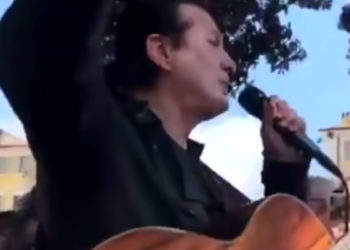 Nice : Le comportement surréaliste de Francis Lalanne qui demande à la foule de s’embrasser sans masque au cours d’un rassemblement