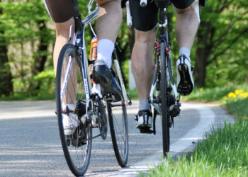 Loire : Un véhicule percute une vingtaine de cyclistes sur une route départementale