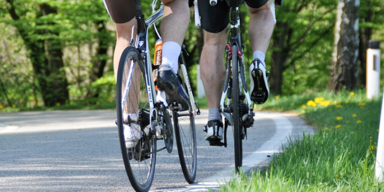 Loire : Un véhicule percute une vingtaine de cyclistes sur une route départementale