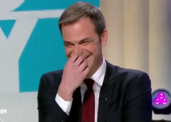 L’énorme fou rire d’Olivier Véran dans l’émission Quotidien à propos du vaccin « Fister »