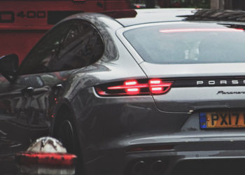 Finistère. Il roule en Porsche Panamera et touche le RSA