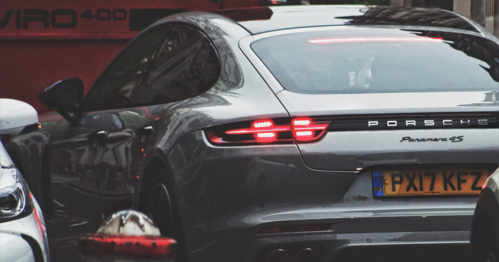 Finistère. Il roule en Porsche Panamera et touche le RSA