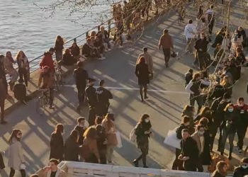 Paris : Les images surréalistes des quais de scène bondés, contraints d’être évacués par les gendarmes