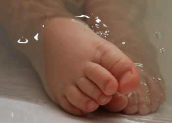 Grande-Bretagne : Condamnée à 22 mois de prison pour avoir laissé son bébé de 5 mois seul dans son bain pour surfer sur WhatsApp