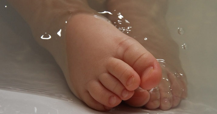 Grande-Bretagne : Condamnée à 22 mois de prison pour avoir laissé son bébé de 5 mois seul dans son bain pour surfer sur WhatsApp