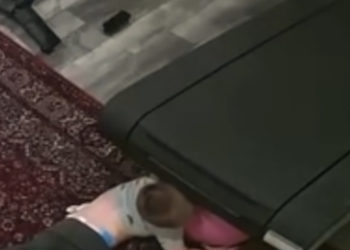 États-Unis : Un enfant manque de se faire écraser par un tapis roulant