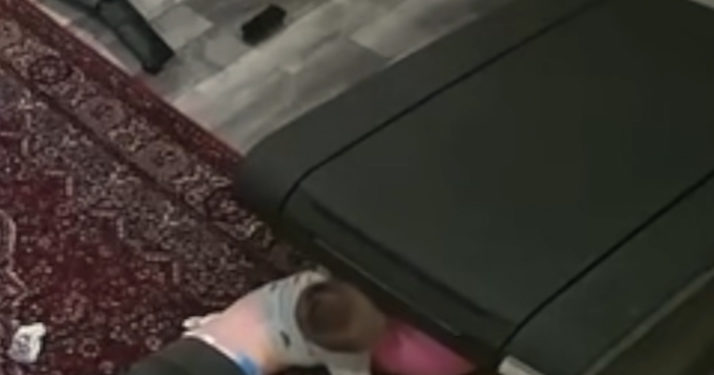 États-Unis : Un enfant manque de se faire écraser par un tapis roulant
